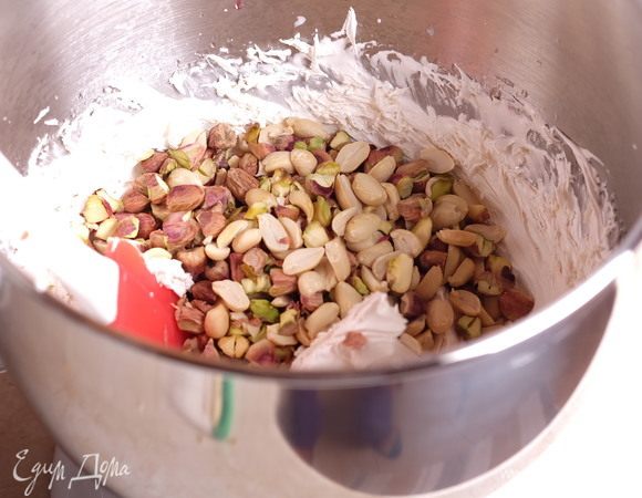 Засыпаем в массу орехи и спатулой перемешиваем.