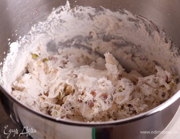 Делается это с усилием, потому что масса очень густая.