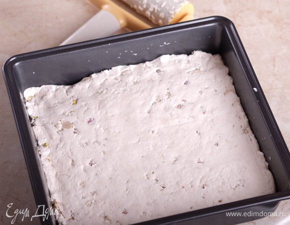 Перекладываем готовую массу в подготовленную форму, утрамбовываем (у меня есть специальная маленькая скалка-ролик).