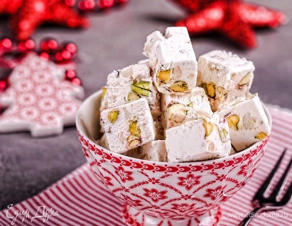 Накрываем форму с нугой пищевой пленкой и ставим в холодильник. Хранить готовую нугу также нужно в холодильнике.