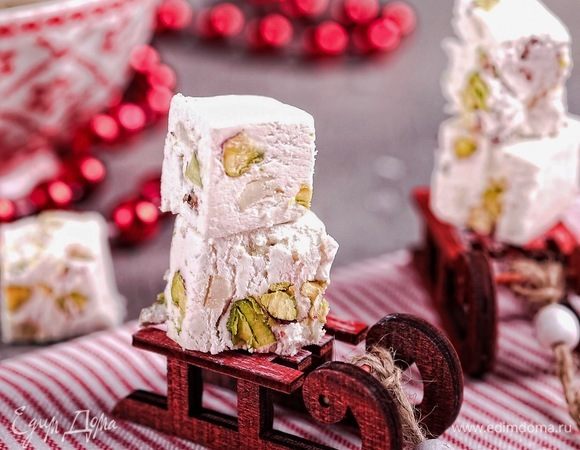 Вот такие аккуратные кусочки нуги можно обернуть в пленку/фольгу и подарить свои друзьям и близким.