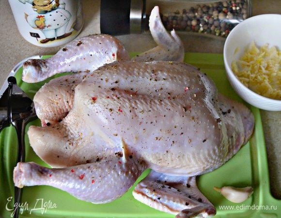 Вынуть курицу из соленада, обмакнуть бумажными полотенцами. Хорошо обмазать снаружи и внутри измельченным чесноком и свежемолотым перцем. 