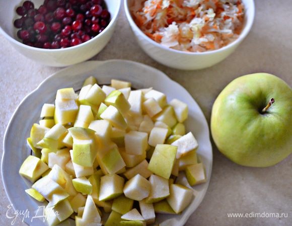 Одно крупное зеленое яблоко нарезать на небольшие кубики.
