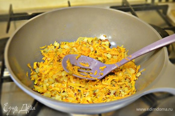 Мелко порезать репчатый лук, одну большую морковь натрите на крупной терке. Пассеруйте овощи на оливковом масле до золотистого цвета.