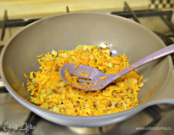 Мелко порезать репчатый лук, одну большую морковь натрите на крупной терке. Пассеруйте овощи на оливковом масле до золотистого цвета.