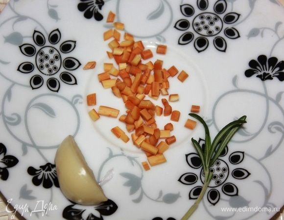 Измельчить 3 спагетти копченого сыра чечил, половинку чеснока и несколько листиков розмарина нарезать мелко.