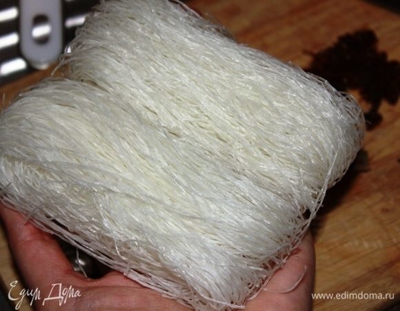 Возьмите 2 гнезда (пучка) фунчозы.