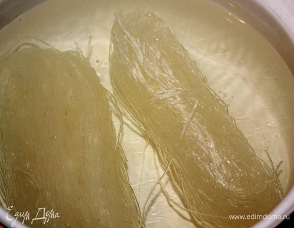 Опустите фунчозу в кипящую подсоленую воду и выдержите примерно 1 минуту на медленном огне. 