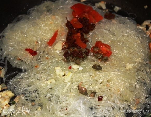 Далее выложите на горячую сковороду, где обжаривались чеснок и цветная капуста. Добавьте измельченный чеснок, черри, вяленый помидор и каперсы.