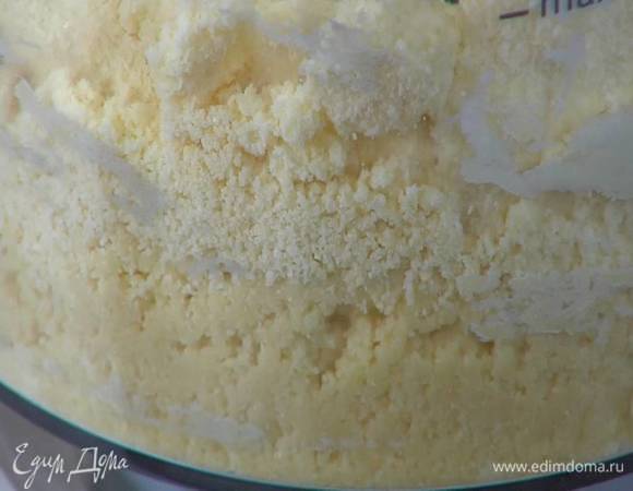 В чаше блендера соединить муку, нарезанное масло, желток, сметану, сахар, соль и измельчить все в крошку.