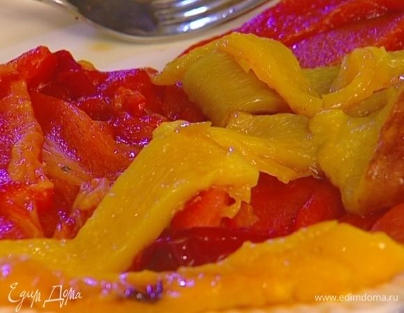 Сладкий перец запечь в разогретой духовке, затем очистить от кожицы.