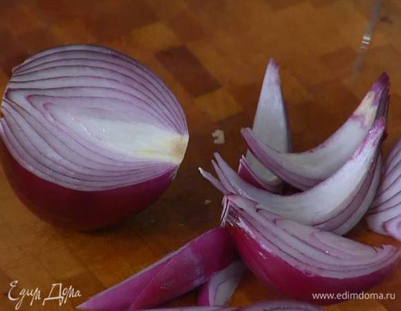 Красный лук почистить и нарезать дольками.
