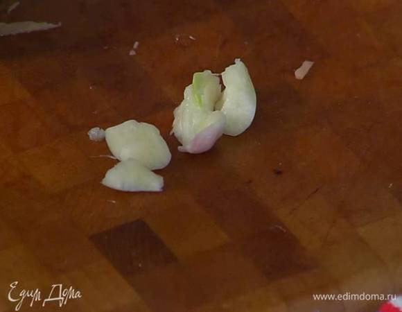 Чеснок почистить и раздавить плоской стороной ножа.