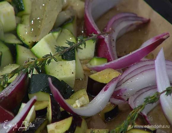 Противень выстелить бумагой для выпечки, выложить все овощи, кроме сладкого перца, сверху разложить веточки тимьяна, лавровые листья, полить все оливковым маслом, посолить и поперчить.