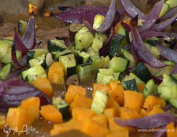 Запекать овощи в разогретой до 190°С духовке 10 минут, затем включить гриль на 230°С и запекать овощи еще минут 15, периодически перемешивая.