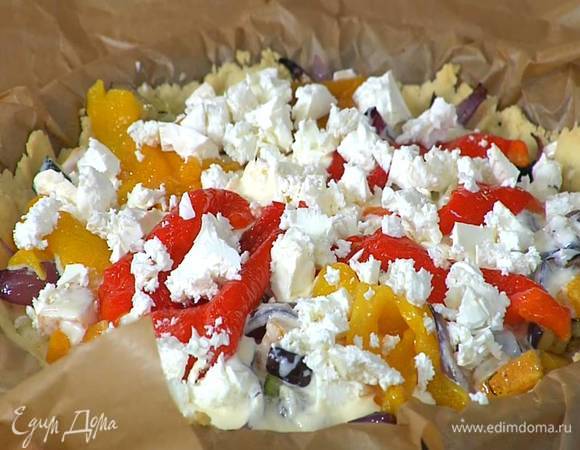 Запеченные овощи, удалив тимьян и лавровые листья, выложить на подпеченный корж и залить все яично-сливочной смесью, сверху разложить запечный перец и посыпать раскрошенной на маленькие кусочки фетой.