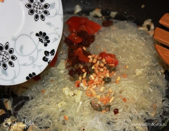 Добавьте измельченные спагетти копченого сыра чечил. Все хорошо перемешайте, прогрейте.