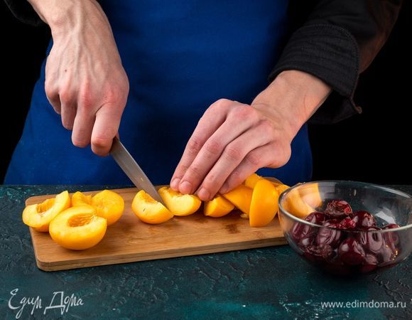 Удалите косточки из вишни, разрежьте абрикосы на несколько частей.