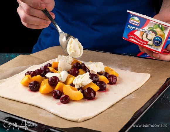 Сверху выложите творожный сыр Hochland «Для кулинарии».