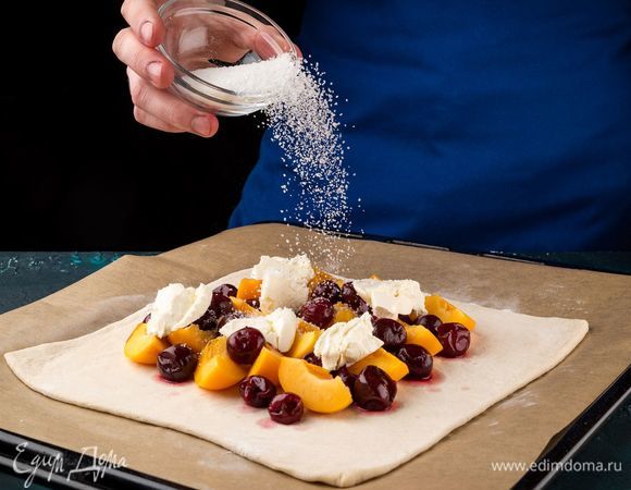 Посыпьте фрукты и сыр сахаром.