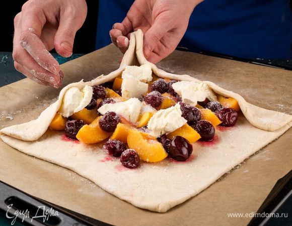 Заверните края теста и сделайте бортики.