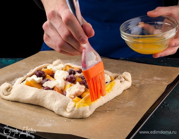 Смажьте края пирога желтком.