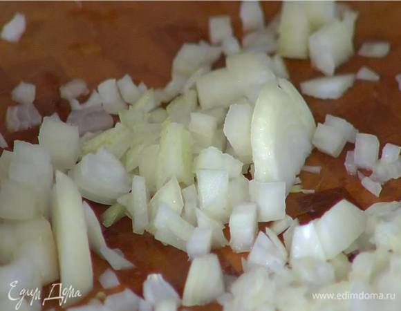 Лук почистить и порубить очень мелко.