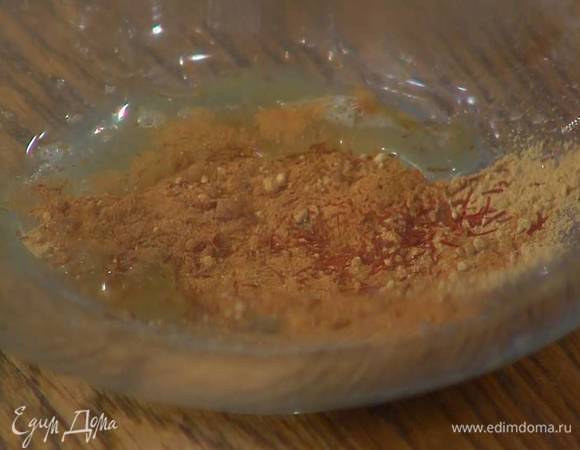 Приготовить маринад: лимонный сок соединить с корицей, имбирем и шафраном, добавить лук, влить оливковое масло и все перемешать.