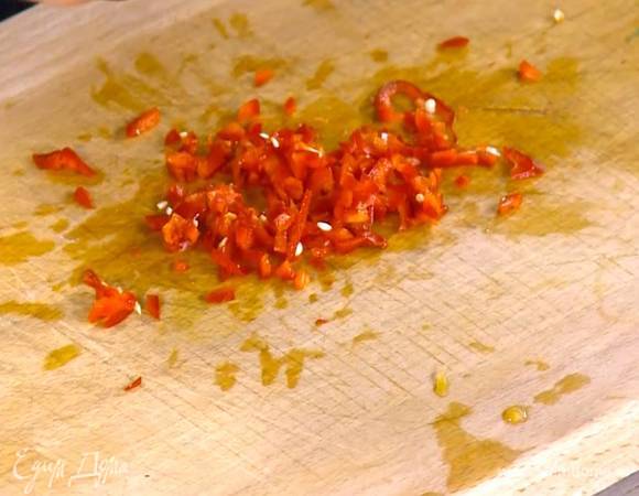 Перец чили мелко порезать.