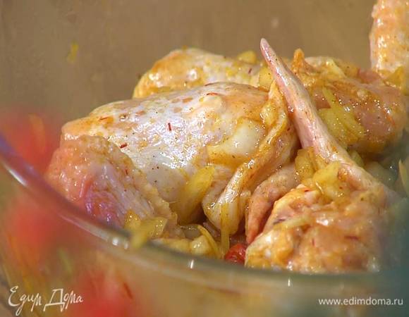 Куриные крылья выложить в маринад, добавить перец чили, посолить, поперчить, все перемешать и оставить минимум на 10 минут, а лучше на ночь.