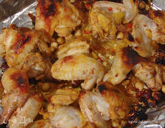 Запекать крылья в разогретой духовке 25 минут.