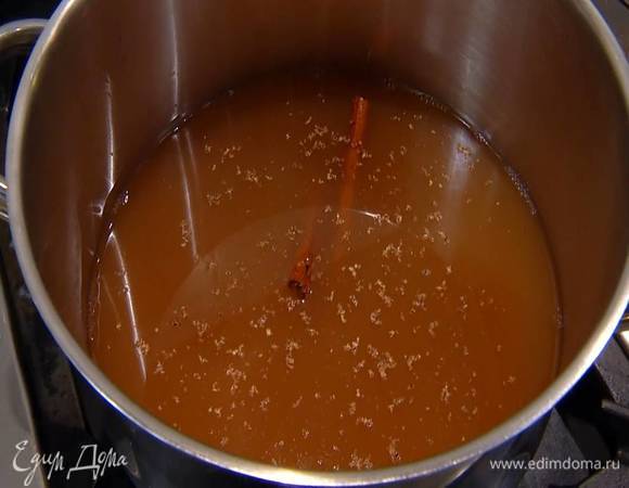 Яблочный сок влить в кастрюлю, добавить разломанную пополам палочку корицы, мускатный орех и мед довести до кипения и уварить на треть.