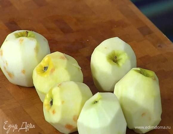 Яблоки очистить от кожуры и, удалив сердцевину, разрезать на 4 части.
