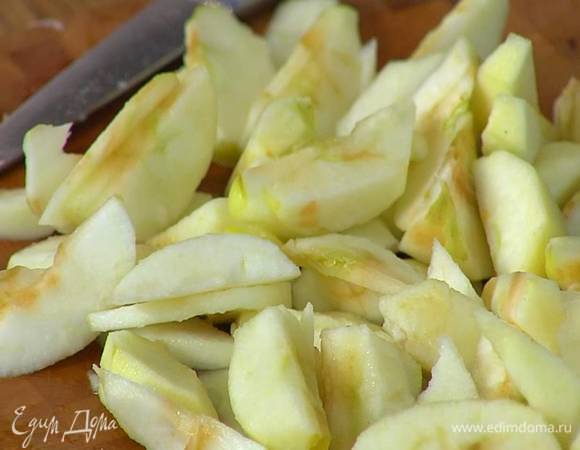 Из лимона выжать сок и полить яблоки, затем нарезать их тонкими дольками.