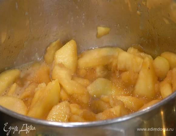 Кастрюлю поставить на огонь, выложить в нее сливочное масло, всыпать мусковадо и все перемешать, затем добавить нарезанные яблоки, влить кальвадос, еще раз перемешать и на небольшом огне дать яблокам слегка поплыть — они должны стать нежными и мягкими, но не превратиться в пюре.