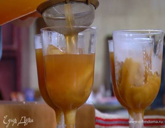 На дно прозрачных бокалов выложить яблочные дольки, через сито залить яблочным соком с желатином и отправить в холодильник минимум на пару часов.