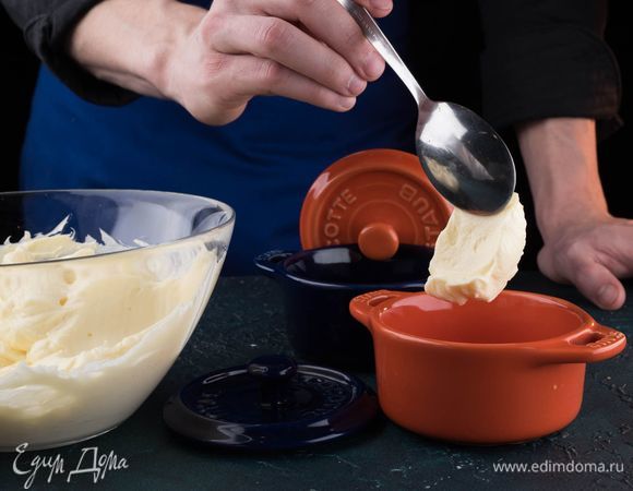 Раскладываем смесь в керамические формочки и запекаем в духовке.