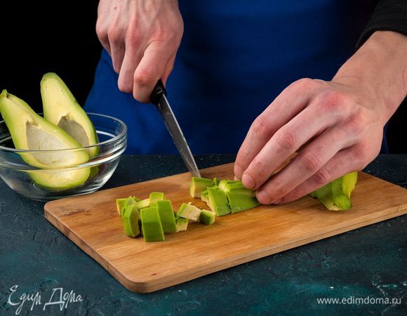 Разрежьте пополам авокадо, удалите косточку и отделите кожуру.