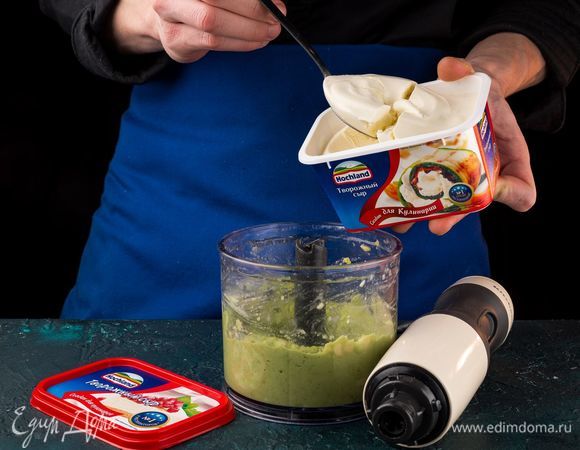 Смешайте авокадо с творожным сыром и продолжайте взбивать. Посолите и поперчите массу по вкусу.
