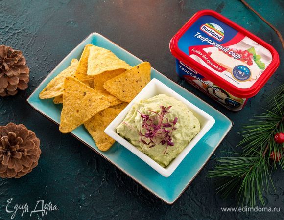 Выложите закуску в креманки, украсьте зеленью и кукурузными чипсами. Приятного аппетита!