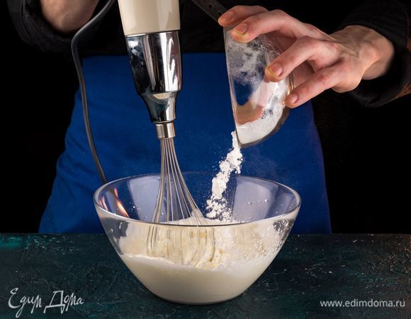 Взбейте сливки миксером с оставшейся половиной сахарной пудры.