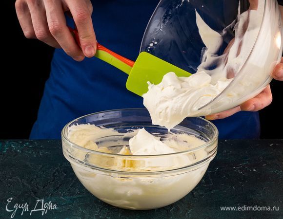 Соедините творожный сыр и сливки.