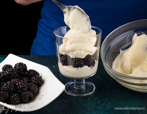 Выложите на дно бокалов сливочно-творожную смесь, а потом ягоды. Сделайте несколько слоев.