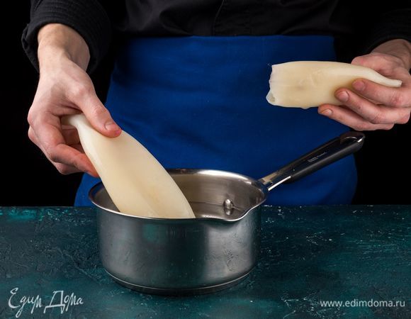 Кальмары промойте, удалите пленки и внутренности. Отварите кальмары в соленой воде в течение 2 минут.
