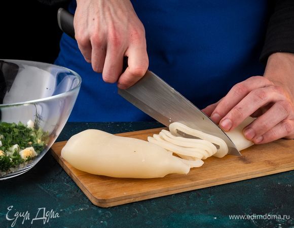 Нарежьте кальмары кольцами.