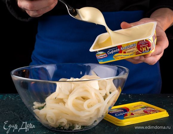 Смешайте яйца, кальмары, чеснок, зелень. Добавьте плавленый сыр с сыром Маасдам Hochland. Хорошо все перемешайте. 