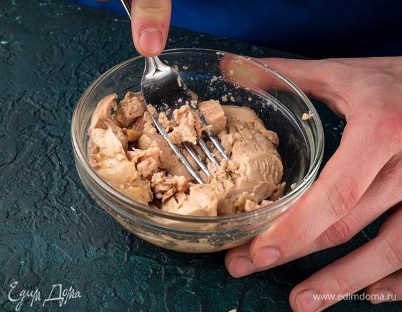 Слейте из банки с печенью трески лишнюю жидкость, тщательно разомните вилкой до однородной консистенции.