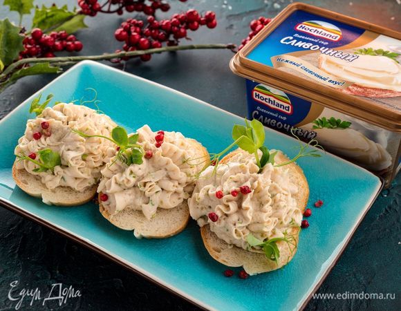 Тщательно взбейте все ингредиенты, чтобы получился нежный паштет. Добавьте соль и специи по вкусу. Подавайте паштет на ломтиках багета, украсив лепестками зелени. Приятного аппетита!