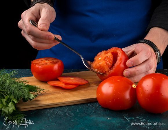 Срежьте шляпки у томатов. С помощью столовой ложки аккуратно удалите мякоть, стараясь не повредить целостность плодов.