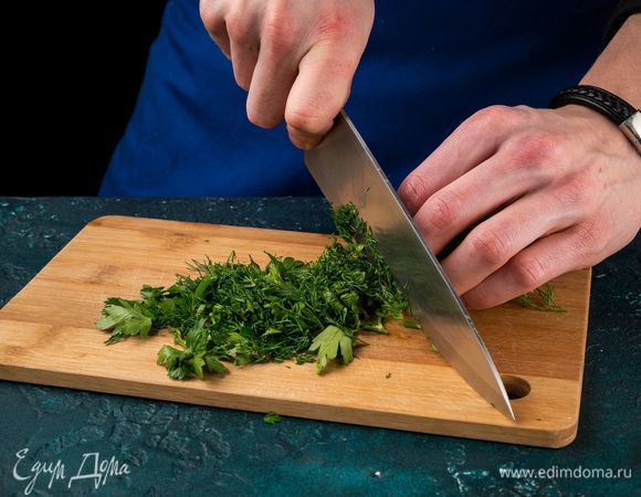 Как можно мельче нашинкуйте пучок зелени. Несколько веточек оставьте для украшения.